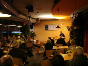 Publikum im Café Velo + Vortragender René Hartmann