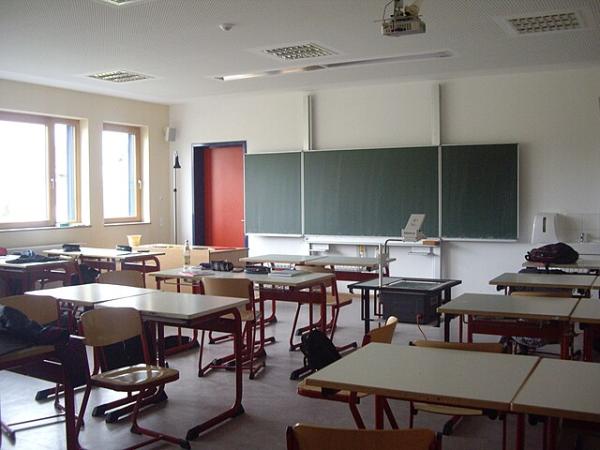 Klassenzimmer in Deutschland (gemeinfrei, Wikimedia Commons)